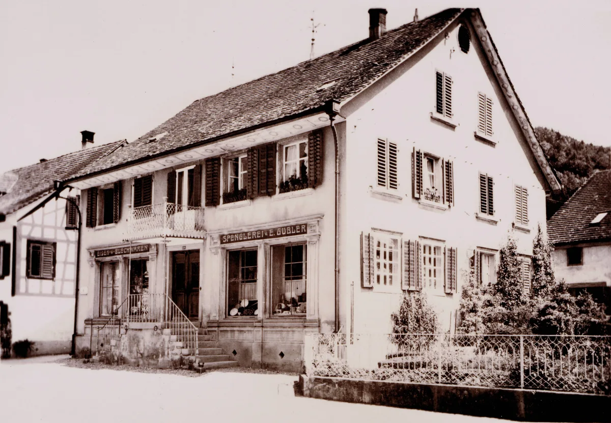 bräunliches bild mit dem haus gubler samt garten